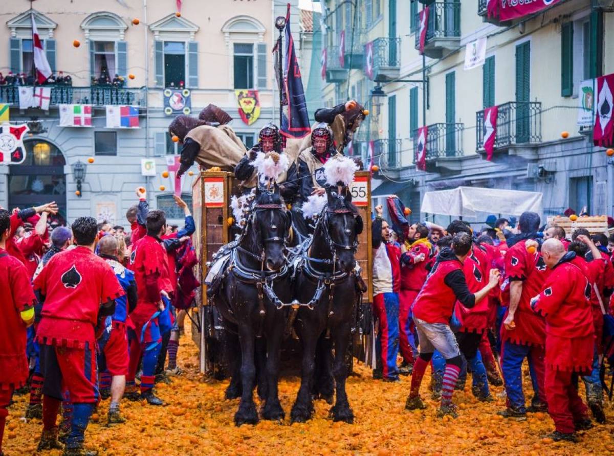 “La Città degli Aranceri”, presentazione del volume fotografico dei momenti cult dello Storico Carnevale di Ivrea